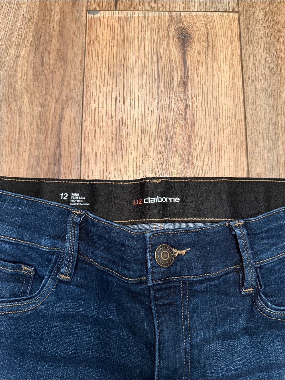 Liz Claiborne Sara Slim Leg Mid Rise Jeans Women’s Sz 12 Comfort Waist Dark Wash - Picture 2 of 8